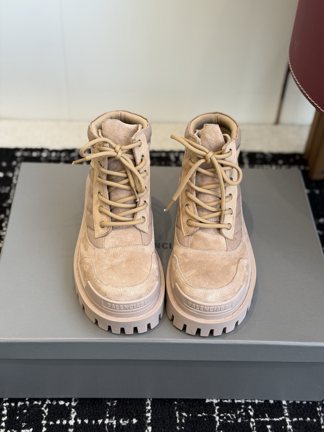 代购级Balenciaga 2026秋冬系列Combat Strike情侣款战靴，硬朗线条与整体造型融合