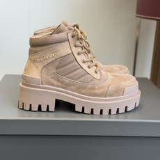 代购级Balenciaga 2026秋冬系列Combat Strike情侣款战靴,硬朗线条与整体造型融合 代购级Balenciaga 2026秋冬系列Combat Strike情侣款战靴,硬朗线条与整体造型融合