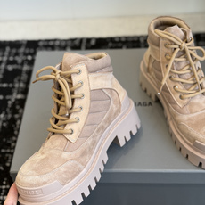 代购级Balenciaga 2026秋冬系列Combat Strike情侣款战靴,硬朗线条与整体造型融合 代购级Balenciaga 2026秋冬系列Combat Strike情侣款战靴,硬朗线条与整体造型融合