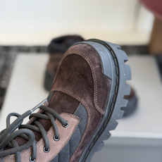 代购级Balenciaga 2026秋冬系列Combat Strike情侣款战靴,硬朗线条与整体造型融合 代购级Balenciaga 2026秋冬系列Combat Strike情侣款战靴,硬朗线条与整体造型融合