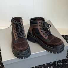 代购级Balenciaga 2026秋冬系列Combat Strike情侣款战靴,硬朗线条与整体造型融合 代购级Balenciaga 2026秋冬系列Combat Strike情侣款战靴,硬朗线条与整体造型融合