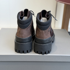代购级Balenciaga 2026秋冬系列Combat Strike情侣款战靴,硬朗线条与整体造型融合 代购级Balenciaga 2026秋冬系列Combat Strike情侣款战靴,硬朗线条与整体造型融合