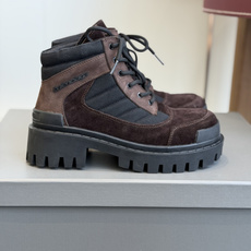 代购级Balenciaga 2026秋冬系列Combat Strike情侣款战靴,硬朗线条与整体造型融合 代购级Balenciaga 2026秋冬系列Combat Strike情侣款战靴,硬朗线条与整体造型融合