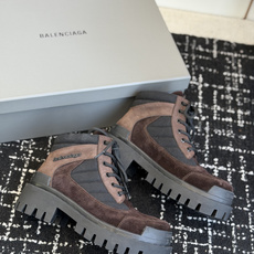 代购级Balenciaga 2026秋冬系列Combat Strike情侣款战靴,硬朗线条与整体造型融合 代购级Balenciaga 2026秋冬系列Combat Strike情侣款战靴,硬朗线条与整体造型融合