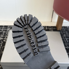 代购级Balenciaga 2026秋冬系列Combat Strike情侣款战靴,硬朗线条与整体造型融合 代购级Balenciaga 2026秋冬系列Combat Strike情侣款战靴,硬朗线条与整体造型融合
