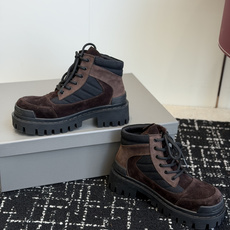 代购级Balenciaga 2026秋冬系列Combat Strike情侣款战靴,硬朗线条与整体造型融合 代购级Balenciaga 2026秋冬系列Combat Strike情侣款战靴,硬朗线条与整体造型融合