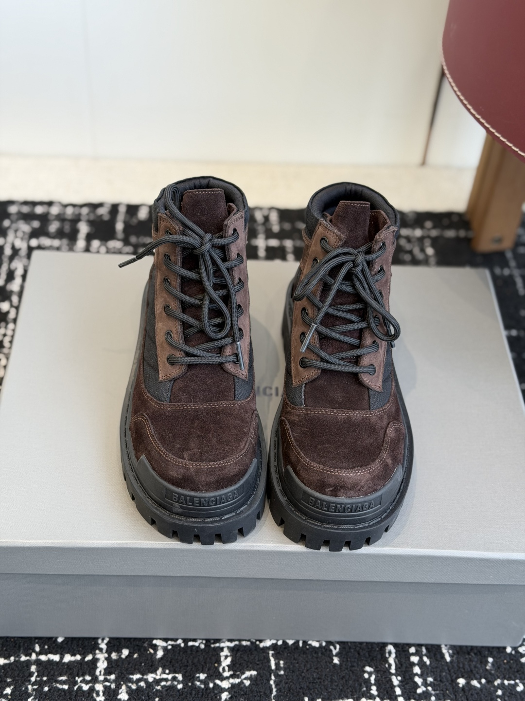 NO:885356,Purchasing agent for women and men Balenciaga 2026 Autumn and Winter Series Combat Strike couple style combat boots. The tough lines are integrated with the overall shape, neat and attitude. They really understand the coolness. Punk motorcycle boots, nubuck leather / suede material collide with thick soles and buckle details, dark pioneer and retro workwear can be switched at will, and the atmosphere is walking on the feet. Fabric suede / nubuck cowhide / canvas  Lining breathable bird's eye mesh/cowhide insole Original gear rubber outsole Size 35-44, boots, balenciaga, boots, cowhide, chamois leather19860909代购级女 男 Balenciaga 2026秋冬系列Combat Strike情侣款战靴,硬朗线条与整体造型融合,利落又有态度 真的把酷感玩明白了 朋克机车靴,磨砂皮面 / 麂皮材质碰撞厚底与扣带细节,暗黑先锋与复古工装随意切换,上脚就是行走的氛围感 面料麂皮/磨砂牛皮/帆布 内里透气鸟眼网布/牛皮鞋垫 大底原版齿轮橡胶大底 码数35-44,靴子,balenciaga,boots,cowhide,chamois leather,Women's Shoes