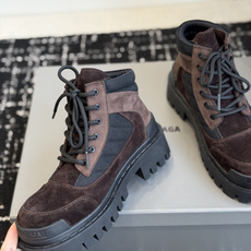 代购级Balenciaga 2026秋冬系列Combat Strike情侣款战靴,硬朗线条与整体造型融合 代购级Balenciaga 2026秋冬系列Combat Strike情侣款战靴,硬朗线条与整体造型融合