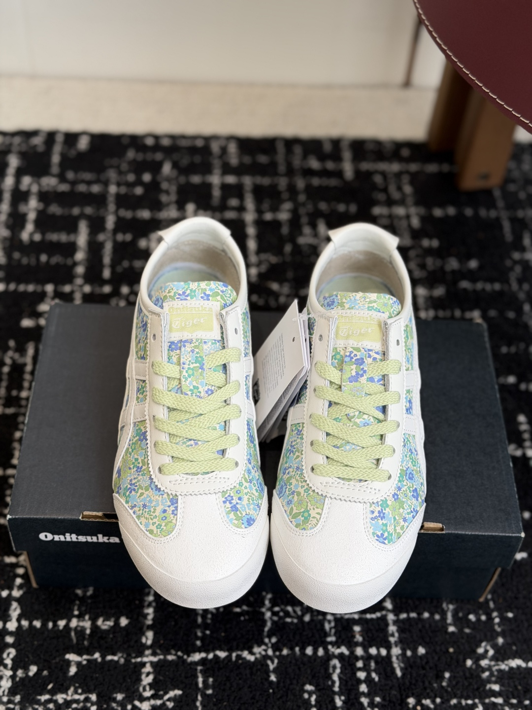 NO:885343,Dongguan purchasing agent Onit*suka Tiger - the same style as Yang Mi's new color this year, the color matching is really nice!  Still using the original channel, our Onitsuka Tiger has always been a word-of-mouth model, so you can buy it with your eyes closed!  This is an item that we must buy every year, and it is also a popular style every year because it is so comfortable!  Shopping and walking for 10 hours without feeling tired at all!  Compared to the popular sports brands, Onitsuk*aTiger is more low-key and niche, with classic tiger claws and enduring styles!  Li Yuchun also wore this pair of onitsuk*a tiger classics during the New Year's Eve in Jiangsu. The Taoist robe is equipped with tiger claws, the long legs are dazzling, and it is a fairy-level match!  Continuing the iconic details of the MEXICO 66 ancestor shoes - tiger claw pattern, narrow shoe body, thin sole profile, cross reinforcement on the heel and Tiger heel tabs!  The 'tiger claw pattern' on the shoe is more than just 'good-looking'!  Putting on your feet means self-esteem and hope!  Made of first-layer pebbled cowhide, the surface has natural skin wrinkles when lightly pressed, and fine pores can be seen on the surface, making it flexible and breathable!  It's so comfortable on your feet that you don't need to wear socks and it won't rub your feet!  The F products on the market are mostly made of synthetic leather or two-layer cowhide. The texture is obviously stiff and unnatural, and the texture can be imagined!  The sole is made of EVA, and high-density high-quality EVA can provide better elasticity and support!  The soles have good toughness and will not collapse when pinched hard. They will not deform after being worn for a long time. They have good shock resistance and are very soundproof!  The low-end versions on the market are made of foam material, which will deform and cause wrinkles when squeezed hard. You can imagine the functionality of the shoes!  Size 36 37 37.5 38 39 39.5 40 40.5 41.5 True size, choose one size larger if your feet are wide or fat, casual shoes/sports shoes, sneakers, cowhide, socks19860909东莞代购级 Onit*suka Tiger鬼冢虎——杨幂同款 今年新色,配色实在太nice！依旧原渠道,咱们家的鬼冢虎一直是口碑款,闭眼入！这是一款咱们每年必跟的单品,也是每年都爆的款,因为舒适性太高了！逛街,徒步10小时纹丝不累！比起烂大街的运动品牌,Onitsuk*aTiger鬼冢虎更为低调小众,虎爪经典、款式经久不衰！李宇春在江苏跨年时也穿着这双onitsuk*a tiger经典款,道袍配虎爪,长腿晃眼,神仙级别搭配！ 延续MEXICO 66始祖鞋履一贯的标志性细节——虎爪纹、窄鞋身、薄底廓形、后跟十字补强和Tiger鞋跟提耳！鞋面上的“虎爪纹”,绝不仅仅是 “好看” 那么简单！上脚就是自尊与希望！ 采用头层荔枝纹牛皮材质,表面轻压既有自然的皮纹褶皱,表面可看到细密的气孔,柔韧透气！上脚舒服到不用穿袜子也不磨脚！市面F货多用合成革或二层牛皮,纹路明显生硬不自然,质感可想而知！ 鞋底为EVA材质,高密度优质EVA可以提供更好的弹性和支撑性！鞋底韧性好,大力捏不塌陷,久穿不变形,防震性好,非常隔音！市面低版用泡沫材质做底的,用力挤压会变形产生褶皱,可想而知鞋子的功能性！ 尺码36 37 37.5 38 39 39.5 40 40.5 41.5 正码,脚宽脚肥选大一码,休闲鞋/运动鞋,sneakers,cowhide,socks,Women's Shoes