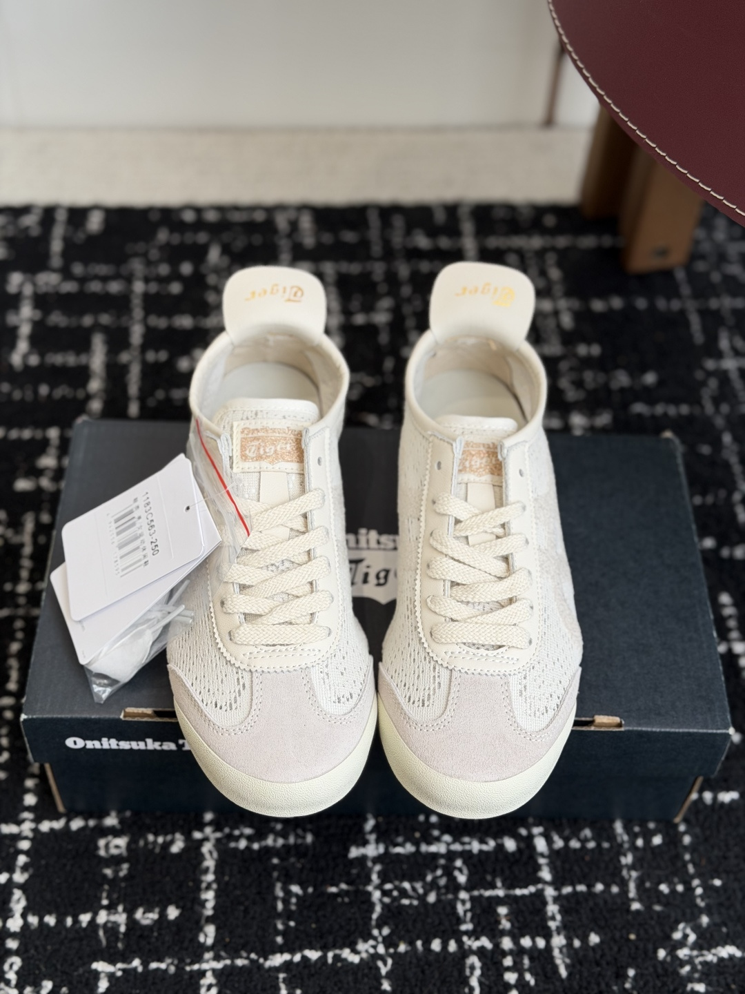 NO:885350,Dongguan purchasing agent Onitsuka Tiger MEXICO 66 fabric lace trend fashion versatile pair of shoelaces life casual shoes The upper is made of lace jacquard mesh, with paisley patterns and three-dimensional textures, which has a slightly transparent feel, making it refreshing and breathable for spring and summer. It is also paired with tulle ribbon shoelaces of the same color, which can be tied into a bow, instantly creating a girlish and romantic atmosphere. The toe is made of cow split leather, which combines durability and retro texture. The overall tone is light gray, with lavender lines on the edges of the midsole. It has a gentle and cool temperament. Compared with the off-white model, it is more low-key and restrained. It is suitable for commuting, daily life and other scenes. It is suitable for suits, jeans and dresses. It retains the iconic low-top thin sole design of MEXICO 66, with clear road feel and light footing. It is equipped with basic cushioning insoles and is very comfortable for daily Citywalk and commuting. size36 37 37.5 38 39 39.5 40 40.5 41.5 42 42.5 43.5 44 45,casual shoes/sports shoes,sneakers,skirts,jeans,business suit19860909东莞代购级 Onitsuka Tiger鬼塚虎 MEXICO 66 织物 蕾丝潮流时尚百搭双鞋带 生活休闲鞋 鞋面采用蕾丝提花网布,搭配佩斯利花纹与立体织纹,自带微透清透感,春夏穿清爽又透气；再配上同色系的薄纱丝带鞋带,可以系成蝴蝶结,瞬间拉满少女感与浪漫氛围.鞋头采用牛剖层皮革拼接,兼顾耐用性与复古质感. 整体以浅灰为主调,中底边缘点缀淡紫色线条,自带温柔清冷的气质,相比米白款更低调内敛,适配通勤、日常等多种场景,搭配西装、牛仔裤、连衣裙都很合适. 保留了MEXICO 66标志性的低帮薄底设计,路感清晰、上脚轻便,搭配基础的缓震鞋垫,日常Citywalk、通勤穿着都很舒适. size36 37 37.5 38 39 39.5 40 40.5 41.5 42 42.5 43.5 44 45,休闲鞋/运动鞋,sneakers,skirts,jeans,business suit,Women's Shoes