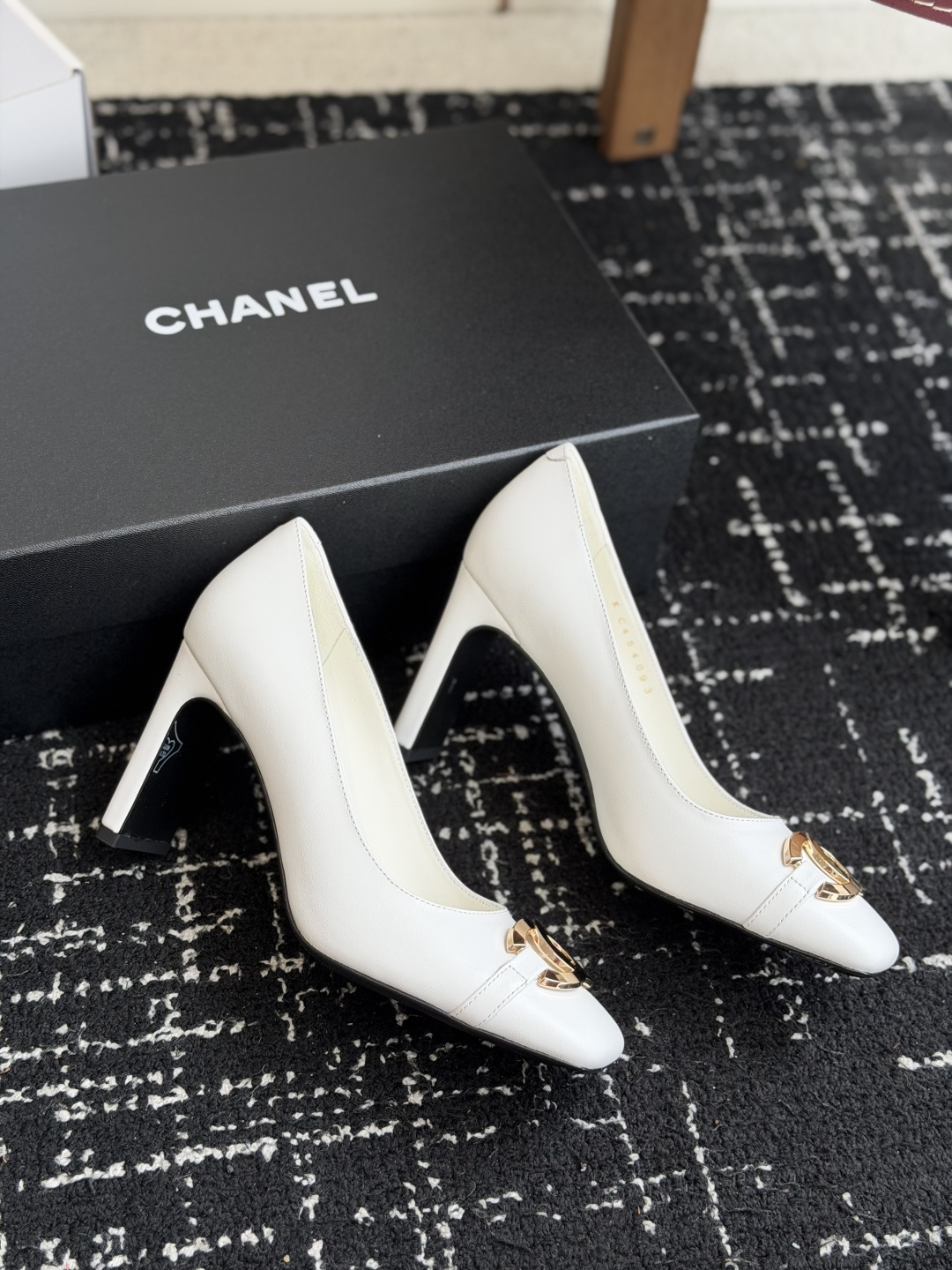 代购级CHANEL小香 26ss 秋季新款 方圆头大金扣高跟鞋 复古法式优雅感，高级感十足 香奶奶大金扣
