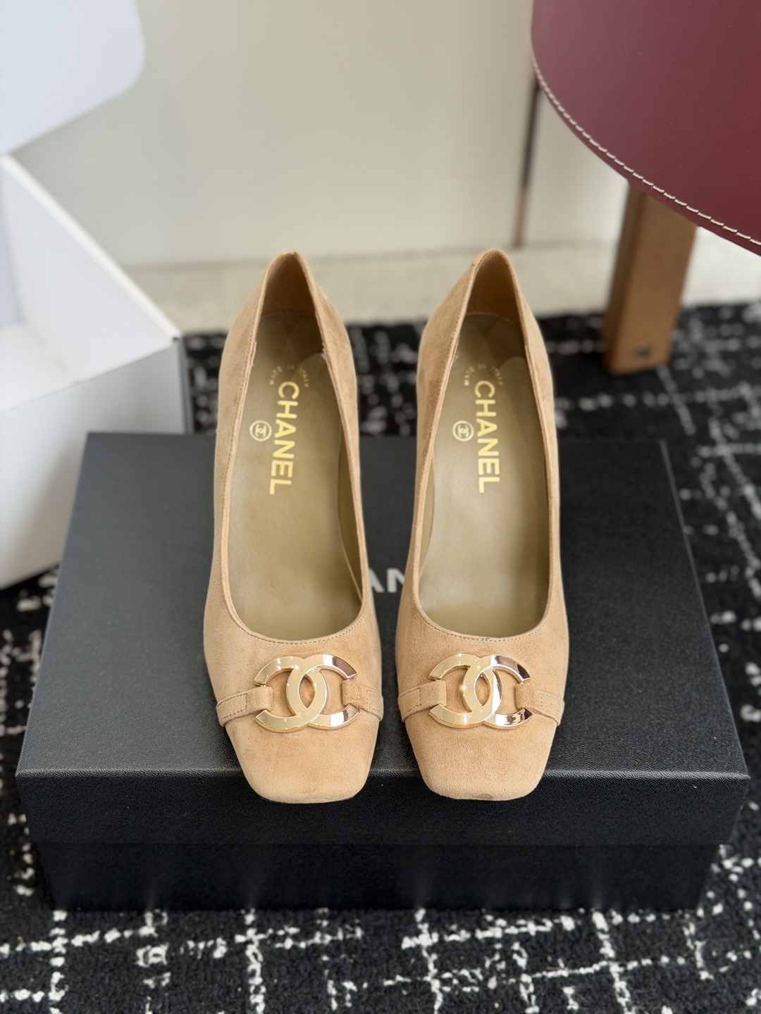 NO:885336,Purchasing agent CHANEL Xiaoxiang 26ss new autumn style square round toe large gold buckle high heels, retro French elegance, full of high-end sense Xiang Nai large gold buckle high heels, a very popular high-heeled shoe recently!  The square and round head design directly lengthens the leg shape!  A very white fairy style. It completely interprets French romance!  The ultimate elegant style!  Fabric imported sheepskin/Yangjing, inner padding sheepskin, heel height 8.5cm, outsole Italian genuine leather outsole Size #35-41 (40 41 customized, non-refundable), high-heeled shoes, chanel, high heels, sheepskin, sheep, Leather soles19860909代购级 CHANEL小香 26ss 秋季新款 方圆头大金扣高跟鞋 复古法式优雅感,高级感十足 香奶奶大金扣高跟鞋鞋,最近很火的高跟鞋单鞋！方圆头设计直接拉长腿型！很显白的神仙款型.完全诠释法式浪漫！极致优雅的款！ 面料进口羊皮/羊京 内里垫脚羊皮 跟高8.5cm 大底意大利真皮大底 Size#35-41（40 41订做不退换）,高跟鞋单鞋,chanel,high heels,sheepskin,sheep,Leather soles,Women's Shoes