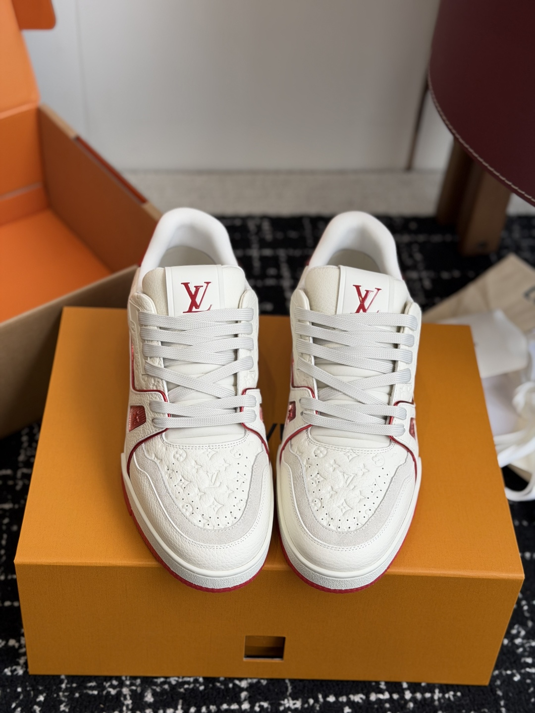 NO:885344,Purchasing agent level (official website sync box packaging) Louis Vuitton 26ss Lujia’s hot model!  Trainer sneakers are a must buy for everyone, you will never regret it!  Super versatile and high-end!  It goes well with any kind of clothes. The most important thing is that it is very attractive. The manufacturing process of the top OEM is very strict!  The materials are all top-grade cowhide customized from overseas, and the texture of the leather is the same as the original. It is super high-end, especially the texture that comes out when the shoe is bent, it has a completely ZP feel!  The outsole is also customized by our private model, with exclusive control. The entire font and concave and convex feel are difficult to distinguish between true and false. Size female 35-40 (40 female customized) male 39-45 (45 customized non-returnable), casual shoes/sports shoes, louis vuitton, louis vuitton, louis vuitton, sneakers, cowhide19860909代购级（官网同步盒包装） Louis Vuitton 26ss 驴家的爆款！trainer板鞋,每个人都必须入的款,绝不后悔！ 超级百搭高级！什么衣服都好搭.最主要是超耐看的. 顶级代工厂制程超严格！材料都是海外定制的顶级牛皮,皮纹质感都是原版的感觉 超高级,特别是鞋子折弯的时候出来的纹路,完完全全就是zp的感觉！ 大底也是我们私模定制的,独家把控,整个字体和凹凸感,真假难辨. Size女35-40（40女定制）男39-45（45定做不退换）,休闲鞋/运动鞋,louis vuitton,louis vuitton,louis vuitton,sneakers,cowhide,Women's Shoes