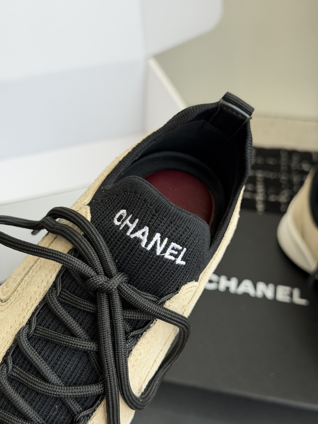 代购级Chanel26ss夏季新款复古休闲运动鞋自带慵懒贵气氛围感的双C运动鞋系列，利落的低帮鞋型搭配经