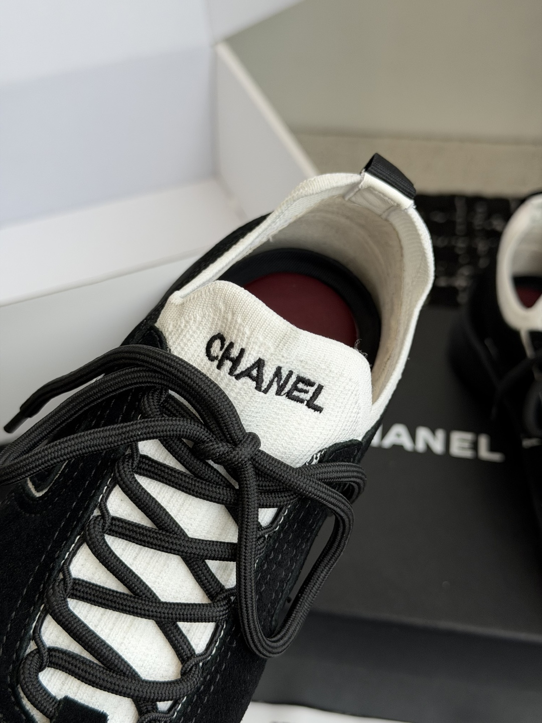 代购级Chanel26ss夏季新款复古休闲运动鞋自带慵懒贵气氛围感的双C运动鞋系列，利落的低帮鞋型搭配经