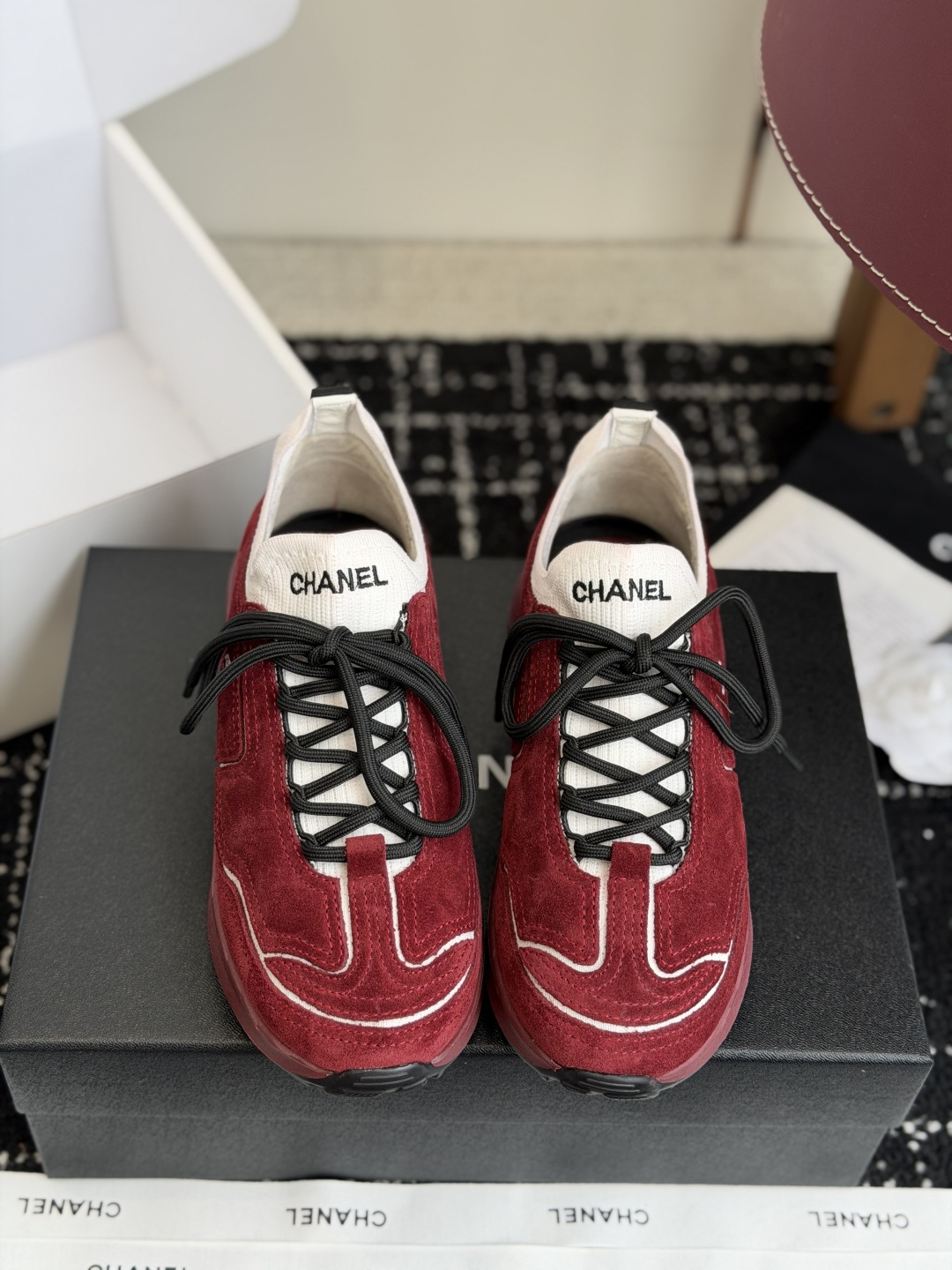 代购级Chanel26ss夏季新款复古休闲运动鞋自带慵懒贵气氛围感的双C运动鞋系列，利落的低帮鞋型搭配经