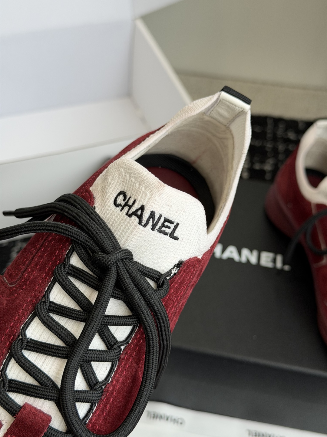 代购级Chanel26ss夏季新款复古休闲运动鞋自带慵懒贵气氛围感的双C运动鞋系列，利落的低帮鞋型搭配经