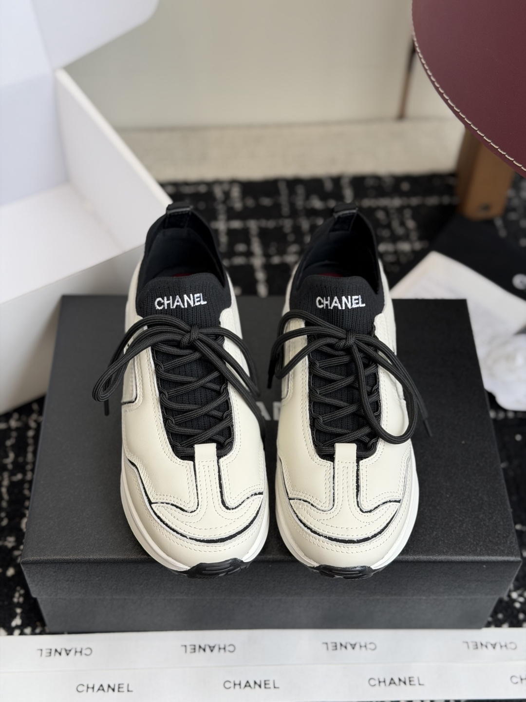 代购级Chanel26ss夏季新款复古休闲运动鞋自带慵懒贵气氛围感的双C运动鞋系列，利落的低帮鞋型搭配经
