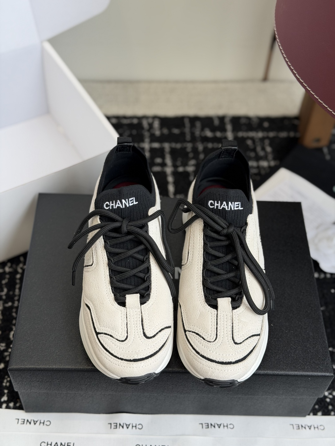 NO:887152,Purchasing agent Chanel26ss new summer retro casual sports shoes are a series of double C sports shoes with a lazy and noble atmosphere. The neat low-top shoe shape is matched with the classic brand logo design. The shoe body lines are smooth and not bloated. The iconic tongue brand logo serves as the visual focus. The thickness of the sole takes into account both walking stability and visual enhancement effect. The lace-up design is easy to put on and take off, adapting to a variety of foot types.  A variety of colors combine basic versatile colors and retro bright colors, suitable for all kinds of colors regardless of skin color, taking into account the noble appearance and practical wear in all seasons. If you want a pair of moral training shoes that have a retro atmosphere and are versatile and durable, this sneaker is a must-have item for all seasons. The upper is cow suede, the lining is sheepskin, and the heel height is 3cm. TPR outsole  size 35-40 (customized sizes 40 are non-refundable), casual shoes/sports shoes, chanel, sneakers, sheepskin19860909代购级 Chanel26ss夏季新款复古休闲运动鞋 自带慵懒贵气氛围感的双C运动鞋系列,利落的低帮鞋型搭配经典品牌标识设计,鞋身线条流畅不臃肿,标志性的鞋舌品牌标识作为视觉焦点,鞋底厚度兼顾行走平稳度与视觉增高效果,系带设计穿脱便捷,适配多种脚型. 多款色调兼顾基础百搭色与复古亮色,适配各类色系穿搭不挑肤色,兼顾贵气颜值与四季实穿性,想要一双兼顾复古氛围感、百搭耐穿的德训鞋,这款运动鞋是四季刚需百搭单品. 鞋面牛反绒 内里羊皮 跟高3cm 大底TPR大底 size35-40码（40码定制不退换）,休闲鞋/运动鞋,chanel,sneakers,sheepskin,Women's Shoes