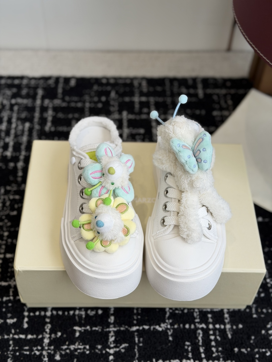 NO:887159,Purchasing agent level niche brand 13DEMARZO 26ss new 3D doll dissolving shoes casual shoes 3D bear doll dissolving shoes. This pair of shoes uses a unique dissolving design to make every step full of fun. The three-dimensional design of the bear doll makes this pair of shoes stand out from the crowd and become the most beautiful cub on the street. The large foam sole is soft and cute, super light and a must-have artifact for beauties!  Upper layer of cowhide, original breathable Monica mesh lining, 4cm heel height, original molded rubber outsole Size #35-40 (40 custom made, non-returnable), casual shoes/sports shoes, sneakers, cowhide19860909代购级 小众品牌13DEMARZO 26ss新款 立体玩偶 溶解鞋 休闲鞋 立体小熊玩偶溶解鞋 这双鞋采用独特溶解设计 让每一步都充满趣味 . 小熊玩偶的立体设计 让这双鞋在人群中脱颖而出 成为街头最靓的崽 ,发泡大头鞋底软萌可爱 超级轻盈 美女必备神器！ 鞋面头层牛皮 内里原版透气莫尼卡网纱 跟高4cm 鞋底原版开模橡胶大底 Size#35-40（40定做不退换）,休闲鞋/运动鞋,sneakers,cowhide,Women's Shoes