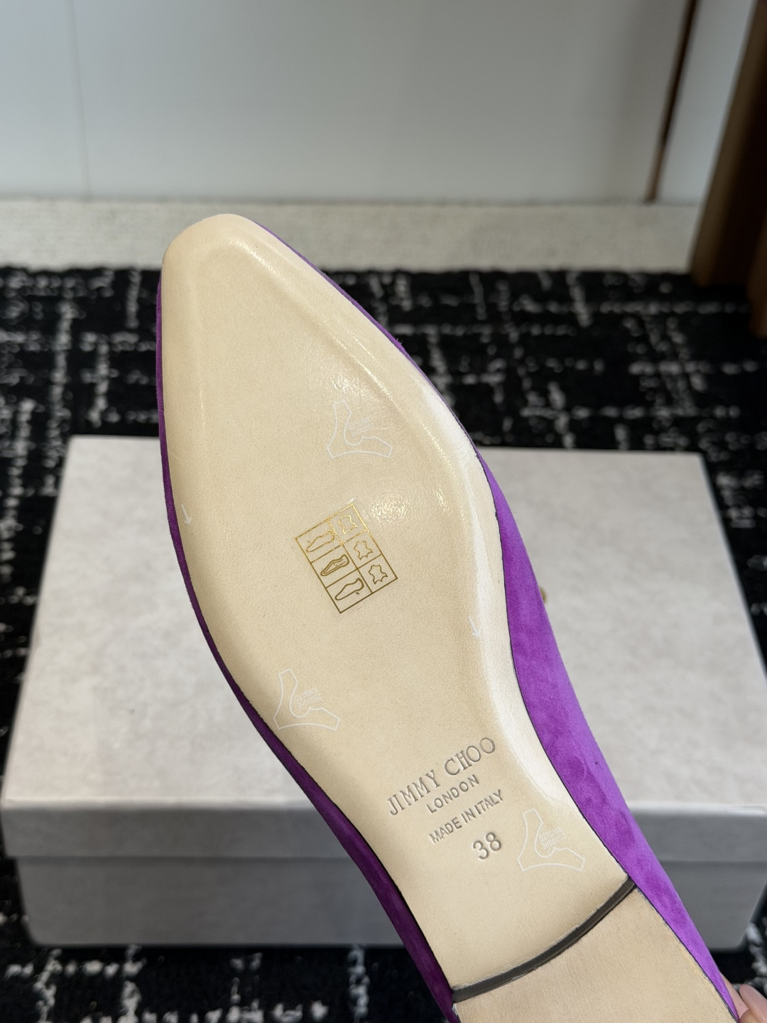 代购级JIMMY CHOO JC 吉米周 26ss新款简约宝石玛丽珍平底鞋单鞋原版套楦，完美的线条，简约