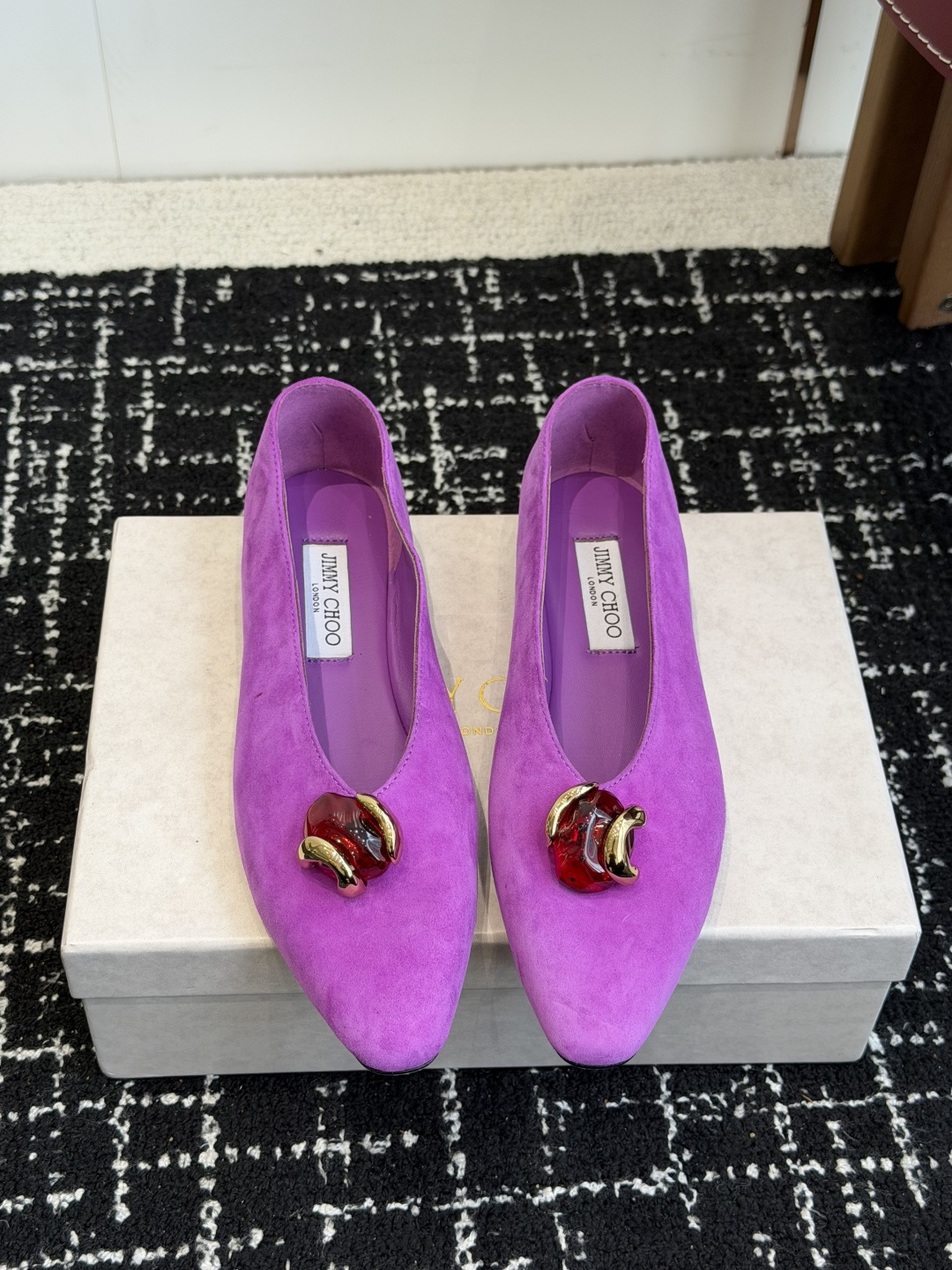 NO:887137,Purchasing agent level JIMMY CHOO JC Jimmy Zhou 26ss new simple gem Mary Jane flat shoes Original set last, perfect lines, simple and elegant, thick heels that show temperament on the feet, comfortable and versatile, can also lengthen the legs, make the legs taller and slimmer, JC is best at girls, sweet, and adds seductive sexiness. The fabric is imported from Yangjing, the lining is imported sheepskin, the sole is Italian leather outsole  Size35-39 (40.41.42 custom-made, non-returnable), single shoes, jimmy choo, jimmy choo, mary jane, flats, sheepskin, sheep, Leather soles19860909代购级 JIMMY CHOO JC 吉米周 26ss新款简约宝石玛丽珍平底鞋单鞋 原版套楦,完美的线条,简约大气上脚显气质粗跟舒适百搭,还能拉长双腿显高显瘦显腿长,JC最擅长的女生甜美,更是添加了诱惑的性感 面料进口羊京 内里进口绵羊皮 鞋底意大利真皮大底 Size35-39（40.41.42订做不退换）,单鞋,jimmy choo,jimmy choo,mary jane,flats,sheepskin,sheep,Leather soles,Women's Shoes