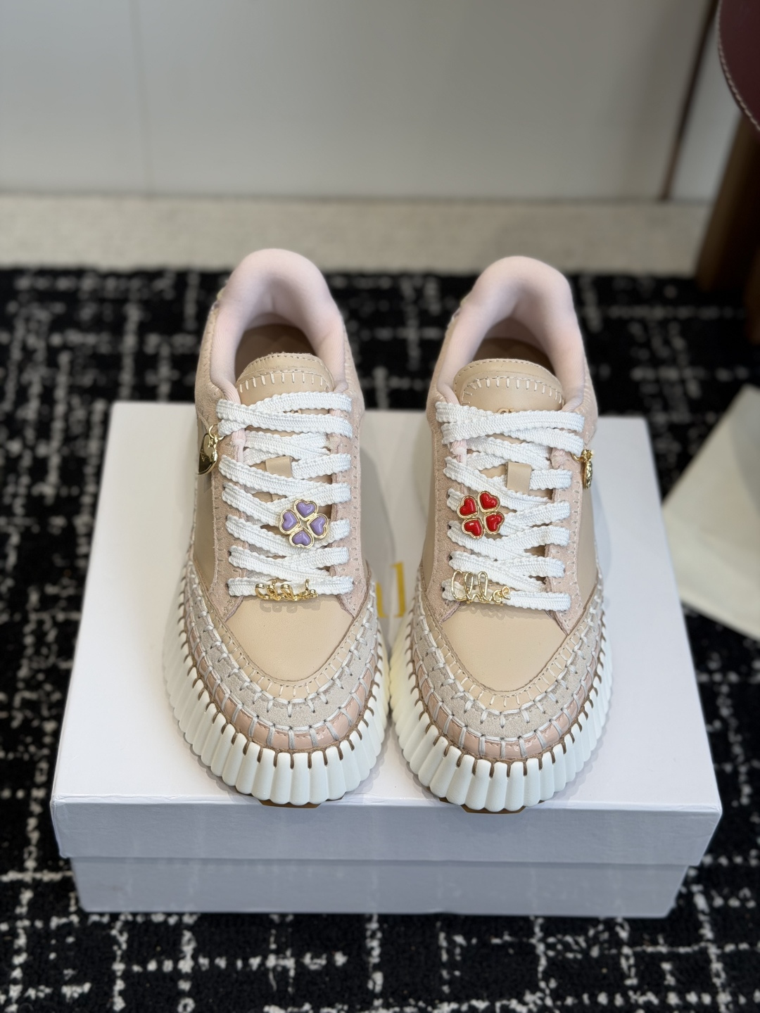 NO:887189,Purchasing agent level (buttons 20) Chloe/Chloe 26ss spring and summer new thick-soled white shoes casual shoes original soles, all hand-threaded, all positions are just right, Internet celebrity hot style, top leisure vacation series. Big coffee and Internet celebrities unanimously pursue this style, and it was once out of stock and hard to find.  Slippers are an indispensable item in midsummer. They are very fashionable and sporty on the feet. They show your elegance, lightness, slimming and white feet in your own way. Fabric imported cowhide. Original molded fabric. Outsole rubber outsole/super light wear-resistant velvet combination. Size#35-40 (40 orders made, non-refundable), casual shoes/sports shoes, chloe, loewe, sneakers, slippers, cowhide.19860909代购级（扣子20）Chloe 克洛伊/蔻依 26ss 春夏季季新款 厚底小白鞋 休闲鞋 原版鞋底,全手工穿线,所有的位置刚刚好 ,网红爆款,顶级休闲度假系列 大咖网红一致追求此款,更是断货一度难求 盛夏不可缺少的单品拖鞋,上脚极具吸引时髦运动风尚,以你的方式彰显你的优雅、轻便、显瘦、显脚白 面料进口牛皮 原版开模布料 大底橡胶大底/超轻耐磨绒组合 Size#35-40（40订做不退换）,休闲鞋/运动鞋,chloe,loewe,sneakers,slippers,cowhide,Women's Shoes