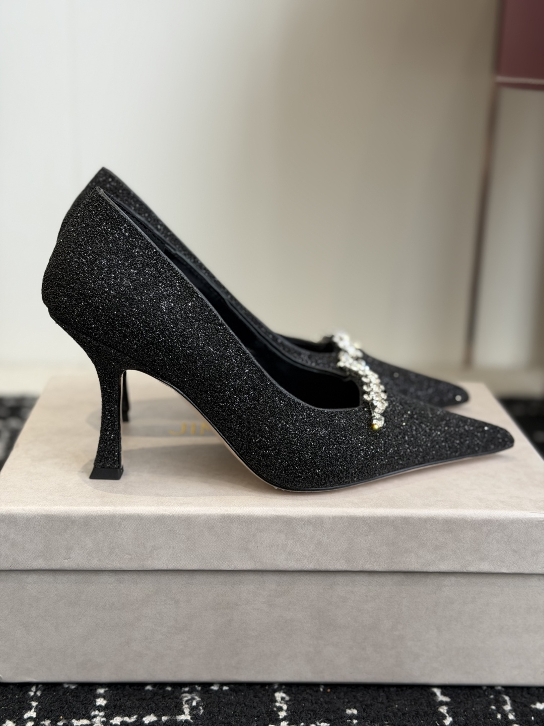 代购级Jimmy Choo 尖头钻链高跟鞋将圆润光泽镶嵌于足尖 为你的穿搭映亮魅力，璀璨每刻!莹润动人，