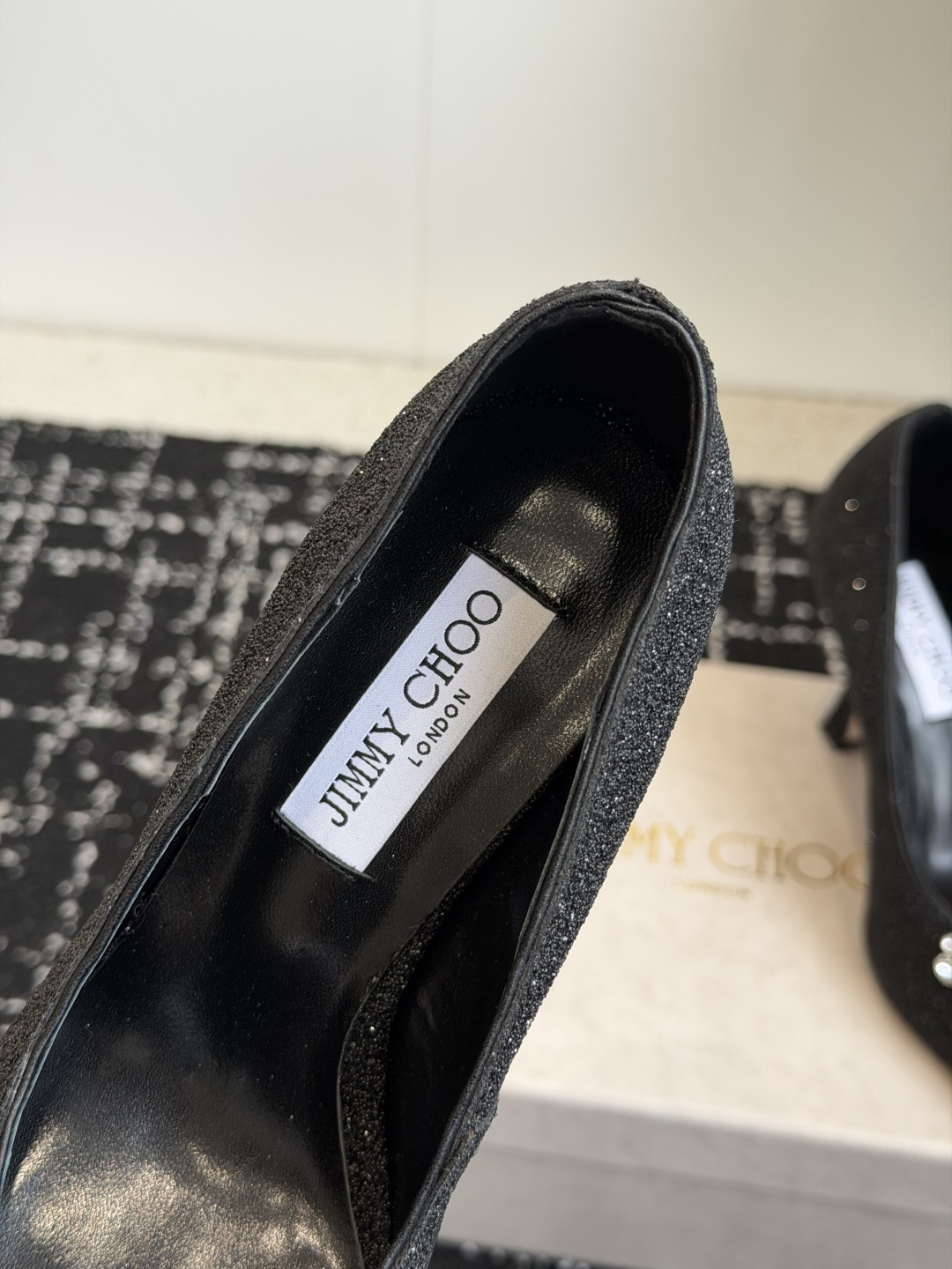代购级Jimmy Choo 尖头钻链高跟鞋将圆润光泽镶嵌于足尖 为你的穿搭映亮魅力，璀璨每刻!莹润动人，