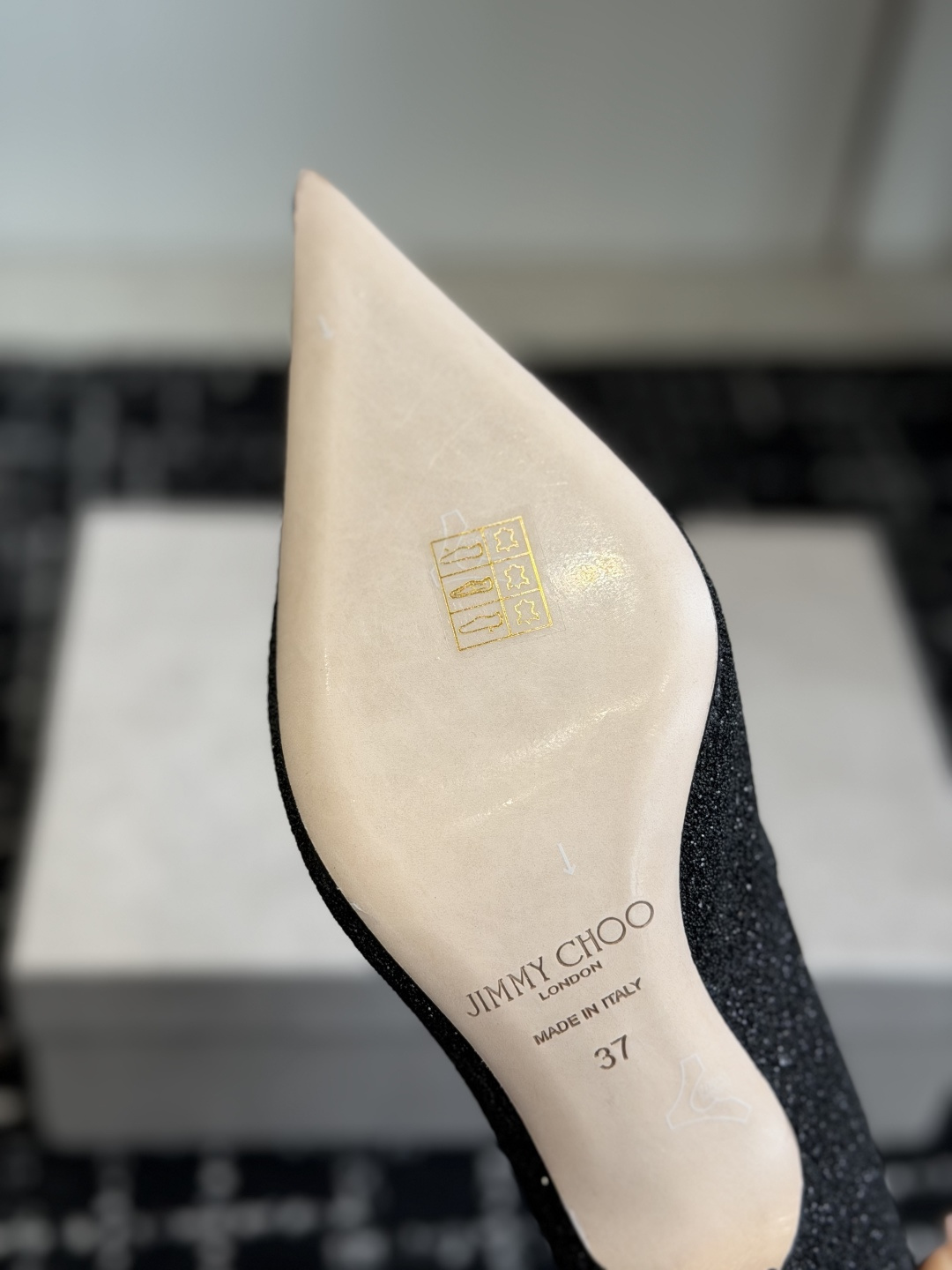 代购级Jimmy Choo 尖头钻链高跟鞋将圆润光泽镶嵌于足尖 为你的穿搭映亮魅力，璀璨每刻!莹润动人，