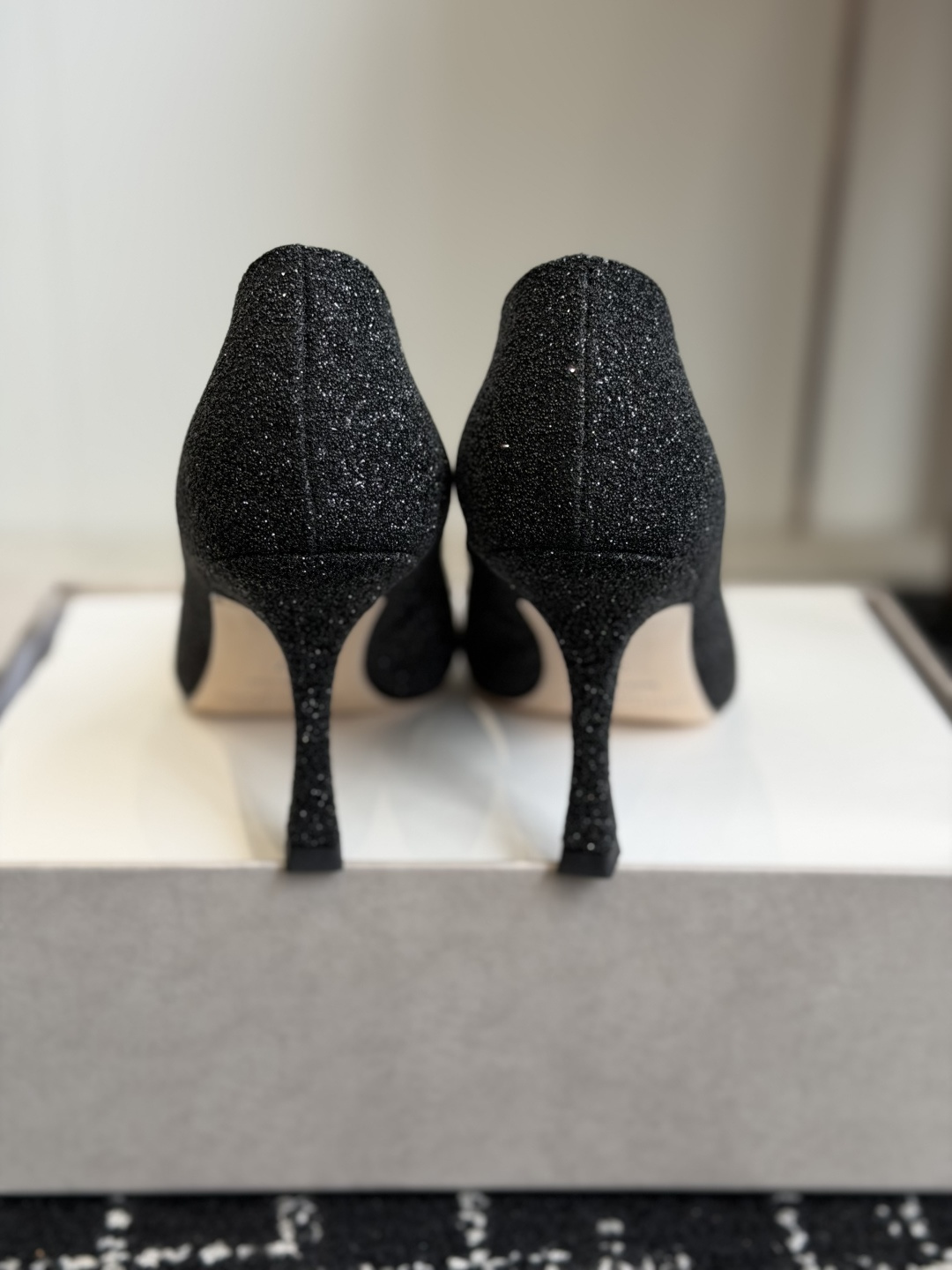代购级Jimmy Choo 尖头钻链高跟鞋将圆润光泽镶嵌于足尖 为你的穿搭映亮魅力，璀璨每刻!莹润动人，