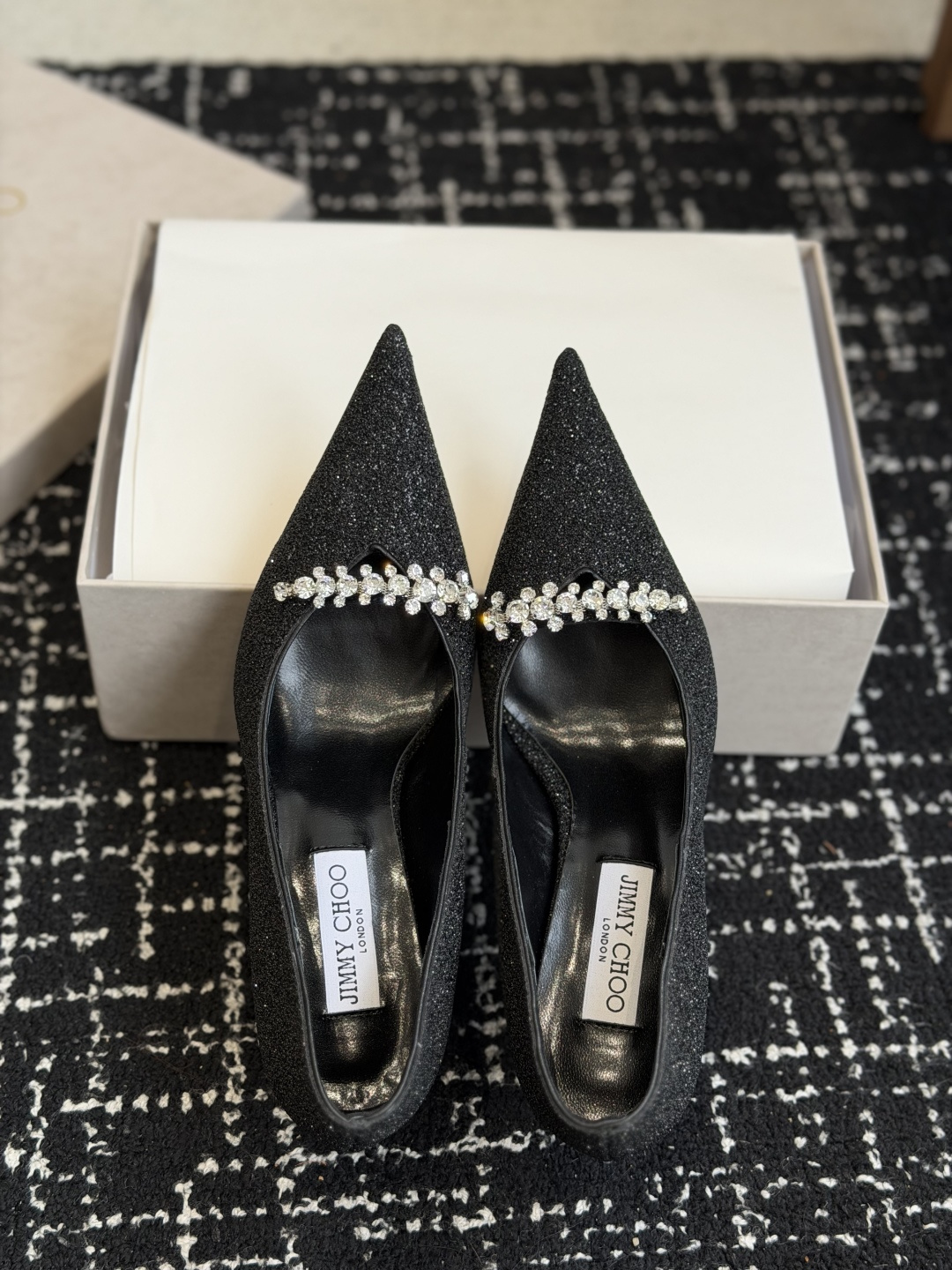 代购级Jimmy Choo 尖头钻链高跟鞋将圆润光泽镶嵌于足尖 为你的穿搭映亮魅力，璀璨每刻!莹润动人，