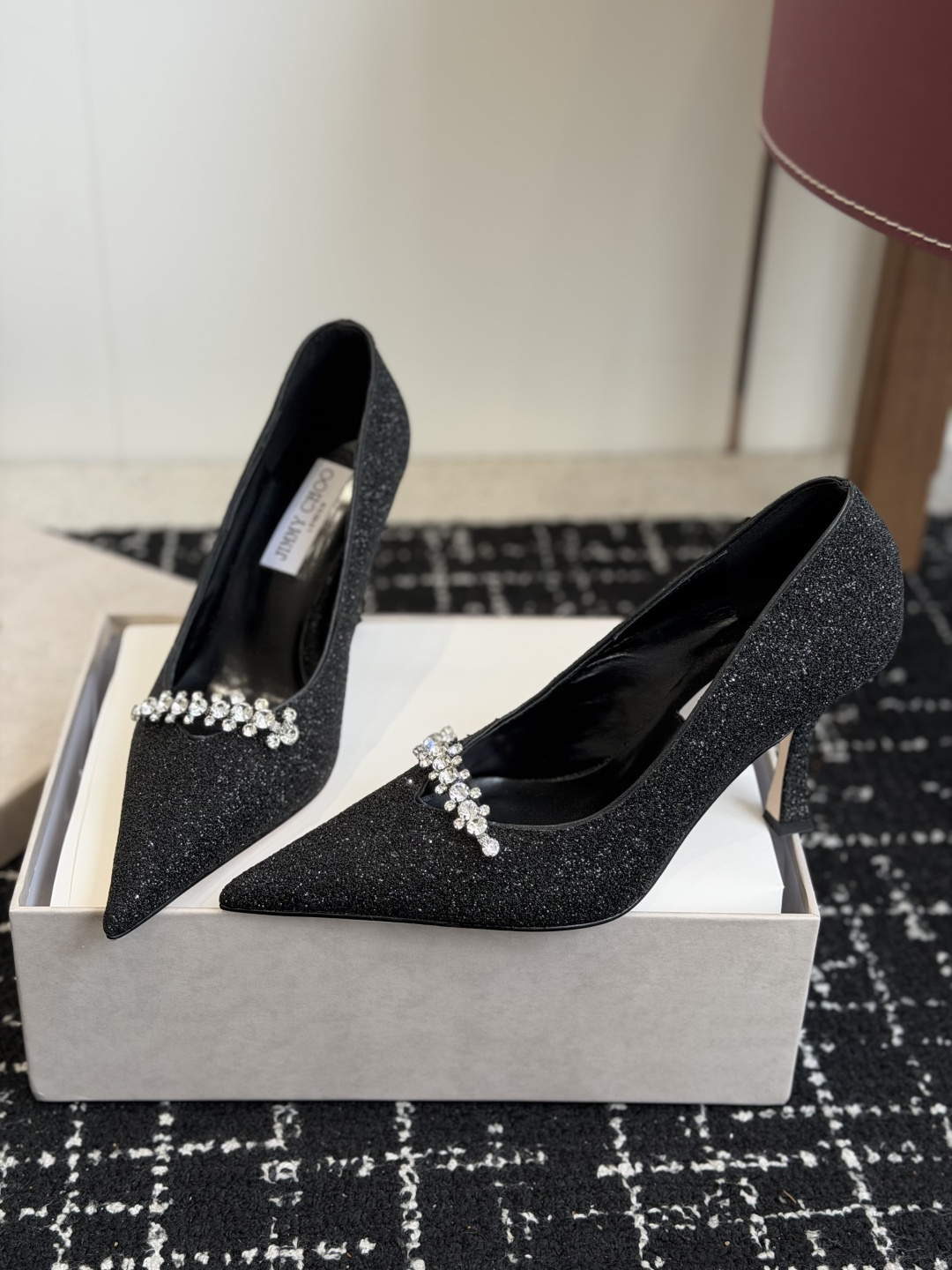 代购级Jimmy Choo 尖头钻链高跟鞋将圆润光泽镶嵌于足尖 为你的穿搭映亮魅力，璀璨每刻!莹润动人，