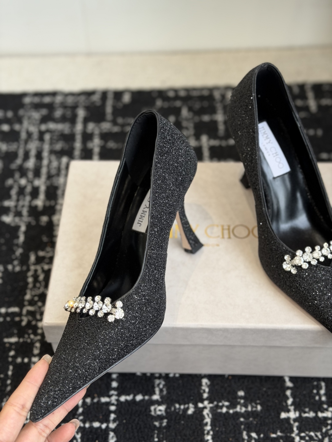 代购级Jimmy Choo 尖头钻链高跟鞋将圆润光泽镶嵌于足尖 为你的穿搭映亮魅力，璀璨每刻!莹润动人，