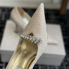代购级Jimmy Choo 尖头钻链高跟鞋将圆润光泽镶嵌于足尖 为你的穿搭映亮魅力,璀璨每刻!莹润动人, 代购级Jimmy Choo 尖头钻链高跟鞋将圆润光泽镶嵌于足尖 为你的穿搭映亮魅力,璀璨每刻!莹润动人,
