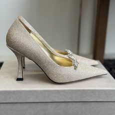 代购级Jimmy Choo 尖头钻链高跟鞋将圆润光泽镶嵌于足尖 为你的穿搭映亮魅力,璀璨每刻!莹润动人, 代购级Jimmy Choo 尖头钻链高跟鞋将圆润光泽镶嵌于足尖 为你的穿搭映亮魅力,璀璨每刻!莹润动人,