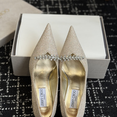 代购级Jimmy Choo 尖头钻链高跟鞋将圆润光泽镶嵌于足尖 为你的穿搭映亮魅力,璀璨每刻!莹润动人, 代购级Jimmy Choo 尖头钻链高跟鞋将圆润光泽镶嵌于足尖 为你的穿搭映亮魅力,璀璨每刻!莹润动人,