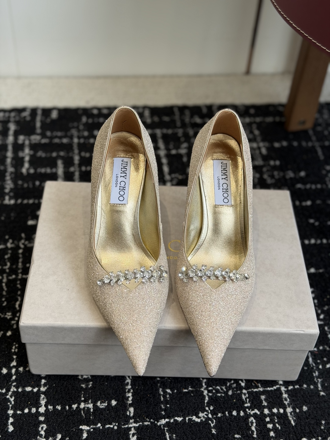 NO:887182,Purchasing-grade Jimmy Choo pointed-toe diamond chain high-heeled shoes. The rounded luster is embedded on the toe to highlight the charm of your outfit, dazzling every moment! Shiny and moving, easy to seduce Jimmy Choo 2026 autumn series. The fiber color blooms to brighten the daily style. Fabric: Glitter. Sheepskin lining. Outsole. Genuine leather outsole. Heel height 6.5cm. Size35-39 (40 41)  42 Customized (non-refundable and non-exchangeable), high-heeled shoes, jimmy choo, high heels, sheepskin, Leather soles19860909代购级 Jimmy Choo 尖头钻链高跟鞋 将圆润光泽镶嵌于足尖 为你的穿搭映亮魅力,璀璨每刻! 莹润动人,轻易动心Jimmy Choo 2026秋款系列 纤彩绽放,映亮每日风采 面料格利特 内料羊皮 大底真皮大底 跟高6.5cm Size35－39（ 40 41 42定做不退不换）,高跟鞋单鞋,jimmy choo,high heels,sheepskin,Leather soles,Women's Shoes