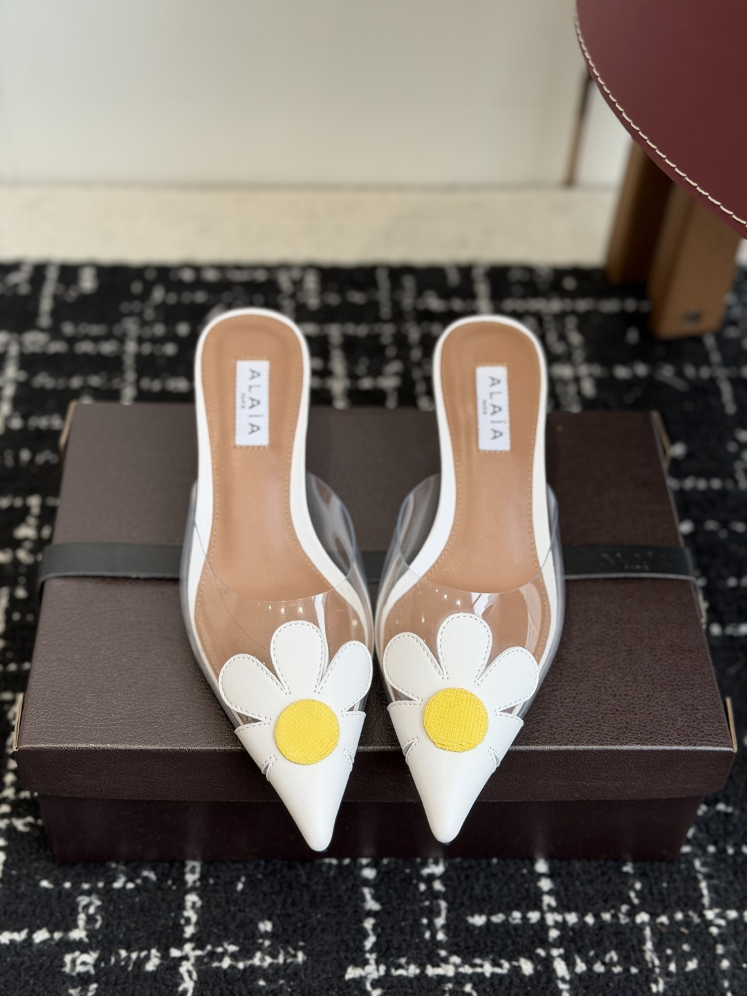 NO:890670,Purchasing agent ALAIA 26ss new spring and summer pointed toe high-heeled slippers. This wedge-heeled mule shoe has a pointed toe design and a unique cube heel. It is made of imported calf patent leather PVC. It is decorated with elastic heel straps to easily create a fashionable and modern feel. The upper is made of imported custom PVC calf leather and patent leather. The lining is sheepskin. The original open-mold Italian leather outsole has a heel height of 5.5cm.  Size: 35-41 (40.41 customized, non-refundable), high heels, alaia, high heels, slippers, cowhide, sheepskin, Leather soles19860909代购级 ALAIA阿莱亚 26ss 春夏新款 尖头 高跟 拖鞋 这款坡跟穆勒鞋,尖头设计,搭配别具一格的立方体鞋跟,采用胎牛漆皮进口Pvc制成.饰以弹性后跟饰带.轻松营造时尚摩登之感. 鞋面采用进口定制PVC进口胎牛皮 漆皮 内里垫脚羊皮,原版开模意大利真皮大底 跟高5.5cm Size:35-41（40.41定做不退换）,高跟鞋,alaia,high heels,slippers,cowhide,sheepskin,Leather soles,Women's Shoes