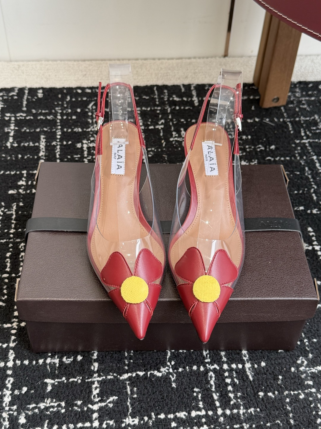 NO:890676,Purchasing agent grade (big love petals) ALAIA 26ss spring and summer new style pointed toe high heel slippers sandals This wedge mules shoe, pointed toe design, with a unique cube heel, made of fetal cow patent leather imported PVC. Decorated with elastic heel straps. Easily create a fashionable and modern feel. The upper is made of imported custom PVC imported fetal cowhide patent leather  Sheepskin lining, original molded Italian leather outsole, heel height 5.5cm, Size: 35-41 (40.41 custom made, non-refundable), high heels, alaia, sandals, high heels, slippers, cowhide, sheepskin, Leather soles19860909代购级（爱心大花瓣） ALAIA阿莱亚 26ss 春夏新款 尖头 高跟 拖鞋 凉鞋 这款坡跟穆勒鞋,尖头设计,搭配别具一格的立方体鞋跟,采用胎牛漆皮进口Pvc制成.饰以弹性后跟饰带.轻松营造时尚摩登之感. 鞋面采用进口定制PVC进口胎牛皮 漆皮 内里垫脚羊皮,原版开模意大利真皮大底 跟高5.5cm Size:35-41（40.41定做不退换）,高跟鞋,alaia,sandals,high heels,slippers,cowhide,sheepskin,Leather soles,Women's Shoes