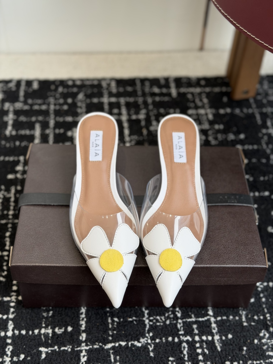 NO:890682,Purchasing agent level (love big petals) ALAIA 26ss spring and summer new pointed toe high heel slippers. This wedge mules has a pointed toe design and a unique cube heel. It is made of imported PVC patent leather. It is decorated with elastic heel straps to easily create a fashionable and modern feel. The upper is made of imported custom PVC imported fetal cowhide patent leather, the lining is sheepskin, and the original open-molded Italian leather outsole.  Heel height 5.5cm Size: 35-41 (40.41 customized, non-refundable), high heels, alaia, high heels, slippers, cowhide, sheepskin, Leather soles19860909代购级（爱心大花瓣） ALAIA阿莱亚 26ss 春夏新款 尖头 高跟 拖鞋 这款坡跟穆勒鞋,尖头设计,搭配别具一格的立方体鞋跟,采用胎牛漆皮进口Pvc制成.饰以弹性后跟饰带.轻松营造时尚摩登之感. 鞋面采用进口定制PVC进口胎牛皮 漆皮 内里垫脚羊皮,原版开模意大利真皮大底 跟高5.5cm Size:35-41（40.41定做不退换）,高跟鞋,alaia,high heels,slippers,cowhide,sheepskin,Leather soles,Women's Shoes