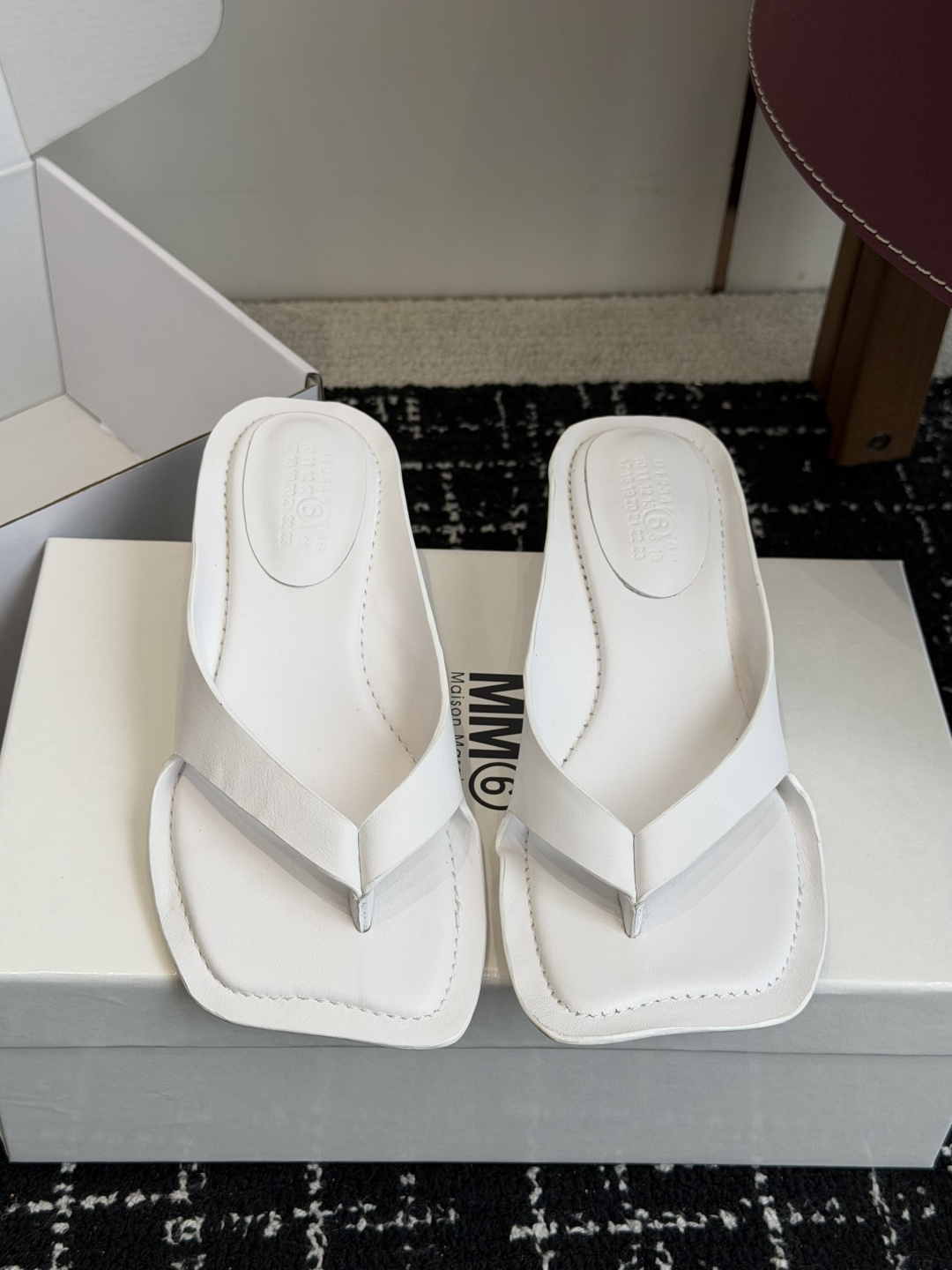 NO:890657,Purchasing-grade Maison Margiel26ss new summer square-toe high-heeled flip-flops. Square-toe flip-flops with a relaxed and high-end atmosphere. The neat square-toe outline is matched with a simple flip-flop strap design. The shoe body has smooth and neat lines. The iconic wide-sided square toe design weakens the presence of the foot. The open-top sandal design is easy to put on and take off without restraint.  Suitable for all kinds of spring and summer colors regardless of skin color, taking into account both casual and relaxed appearance and practical wearability in spring and summer. If you want a pair of sandals that have a high-end atmosphere and are versatile and durable, this square-toe flip-flops series is a must-have and versatile item in spring and summer. The upper is cowhide, the lining is cowhide, and the outsole is original molded outsole. Sizes 35-41 (customized sizes 40 and 41 are not returnable)  Heel height 5.5cm, split-toe shoes, slippers, cowhide19860909代购级 Maison Margiel26ss夏季新款方头高跟夹趾人字拖 自带松弛高级氛围感的方头夹趾人字拖,利落的方头轮廓搭配简约夹趾人字带设计,鞋身线条流畅利落,标志性的宽边方头设计弱化脚面存在感,敞口凉拖设计穿脱便捷无束缚. 适配各类春夏色系穿搭不挑肤色,兼顾随性松弛颜值与春夏实穿性,想要一双兼顾高级氛围感、百搭耐穿的凉拖鞋款,这款方头夹趾人字拖系列是春夏刚需百搭单品. 鞋面牛皮 内里牛皮 大底原版开模大底 size35-41码（40、41码定制不退换） 跟高5.5cm,分趾鞋,slippers,cowhide,Women's Shoes