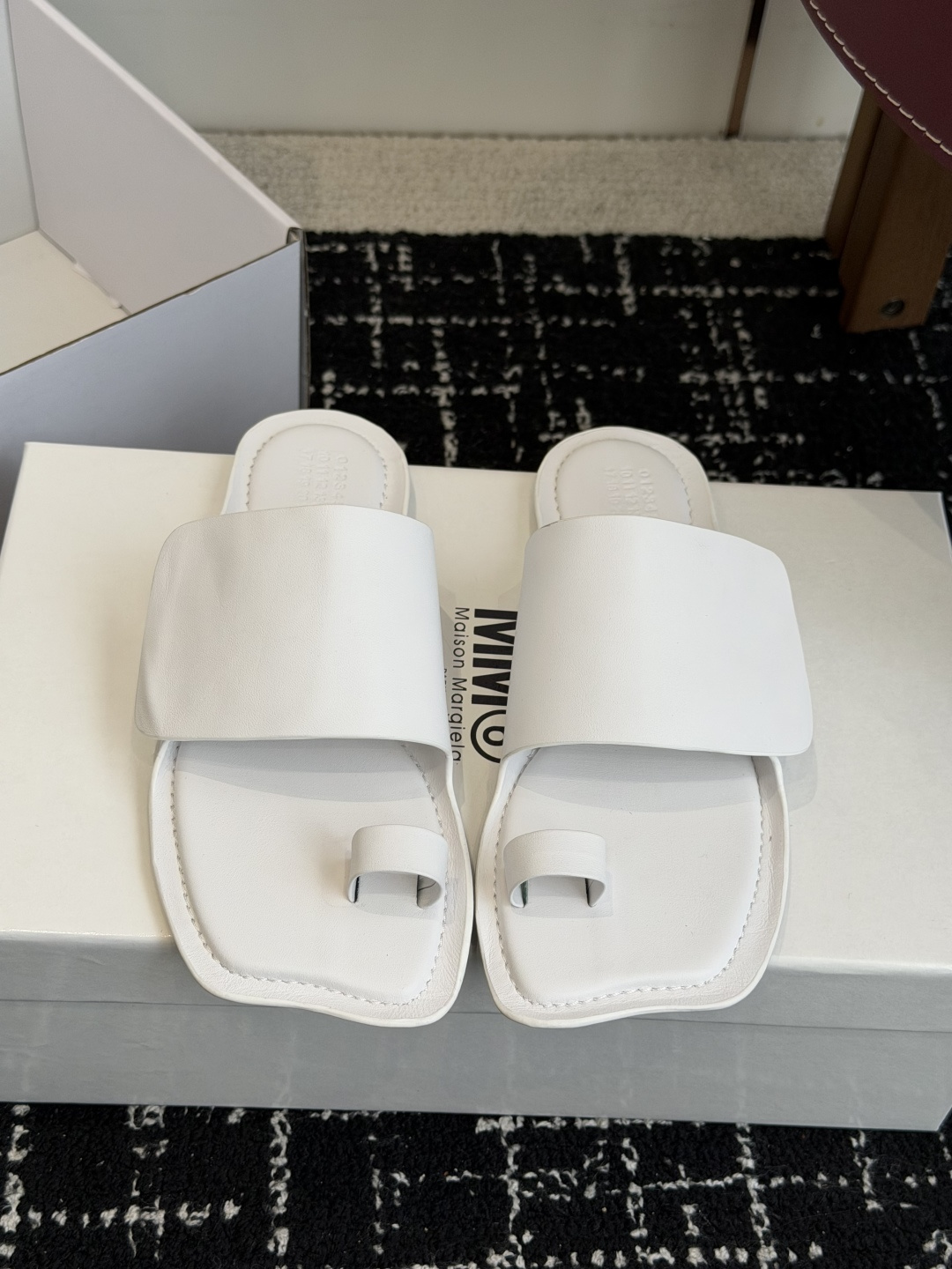 NO:890661,Purchasing-grade Maison Margiel26ss new summer flip-flops are split-toe flip-flops with a relaxed and pioneering atmosphere. The neat square toe outline is matched with the iconic split-toe design. The single wide strap on the shoe body is the iconic design. The loose footbed does not press on the feet. The flat-soled shoe shape takes into account both walking stability and daily adaptability. The open-top sandal design is easy to put on and take off without restraint.  Suitable for all kinds of spring and summer colors regardless of skin color, taking into account the casual and relaxed appearance and the practicality of spring and summer. If you want a pair of sandals that have a pioneering atmosphere and are versatile and durable, this split-toe flip-flops series is a must-have item for spring and summer. Upper cowhide leather lining cowhide outsole original molded outsole size 35-41 (customized sizes 40 and 41 are not returnable), split-toe shoes, flats, slippers, cowhide19860909代购级 Maison Margiel26ss夏季新款套趾一字凉拖 自带松弛先锋氛围感的分趾套趾一字凉拖,利落的方头轮廓搭配标志性分趾套趾设计,鞋身单条宽面一字带作为标志性设计,宽松鞋床不压脚面,平底鞋型兼顾行走平稳度与日常适配度,敞口凉拖设计穿脱便捷无束缚. 适配各类春夏色系穿搭不挑肤色,兼顾随性松弛颜值与春夏实穿性,想要一双兼顾先锋氛围感、百搭耐穿的凉拖鞋款,这款分趾套趾一字凉拖系列是春夏刚需百搭单品. 鞋面牛皮 内里牛皮 大底原版开模大底 size35-41码（40、41码定制不退换）,分趾鞋,flats,slippers,cowhide,Women's Shoes