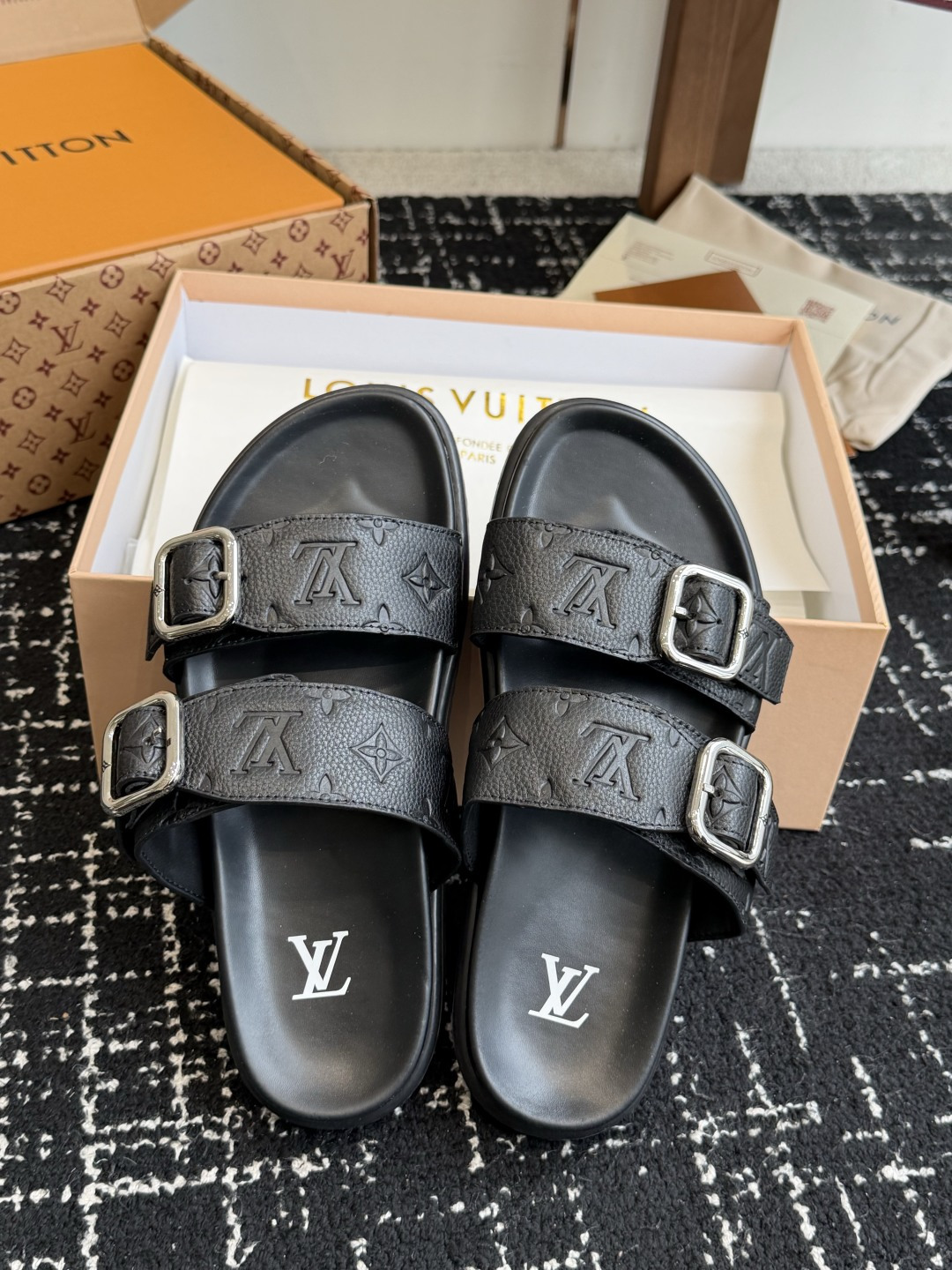 东莞代购级Loui* Vuitto* LV路易威登二带皮带扣男拖奢品拖鞋，路易威登新款火爆上市，凹凸花型