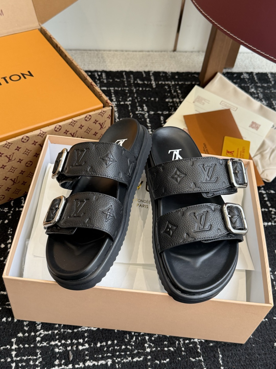 东莞代购级Loui* Vuitto* LV路易威登二带皮带扣男拖奢品拖鞋，路易威登新款火爆上市，凹凸花型