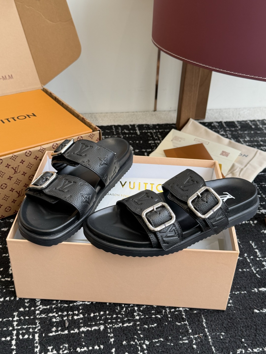 东莞代购级Loui* Vuitto* LV路易威登二带皮带扣男拖奢品拖鞋，路易威登新款火爆上市，凹凸花型