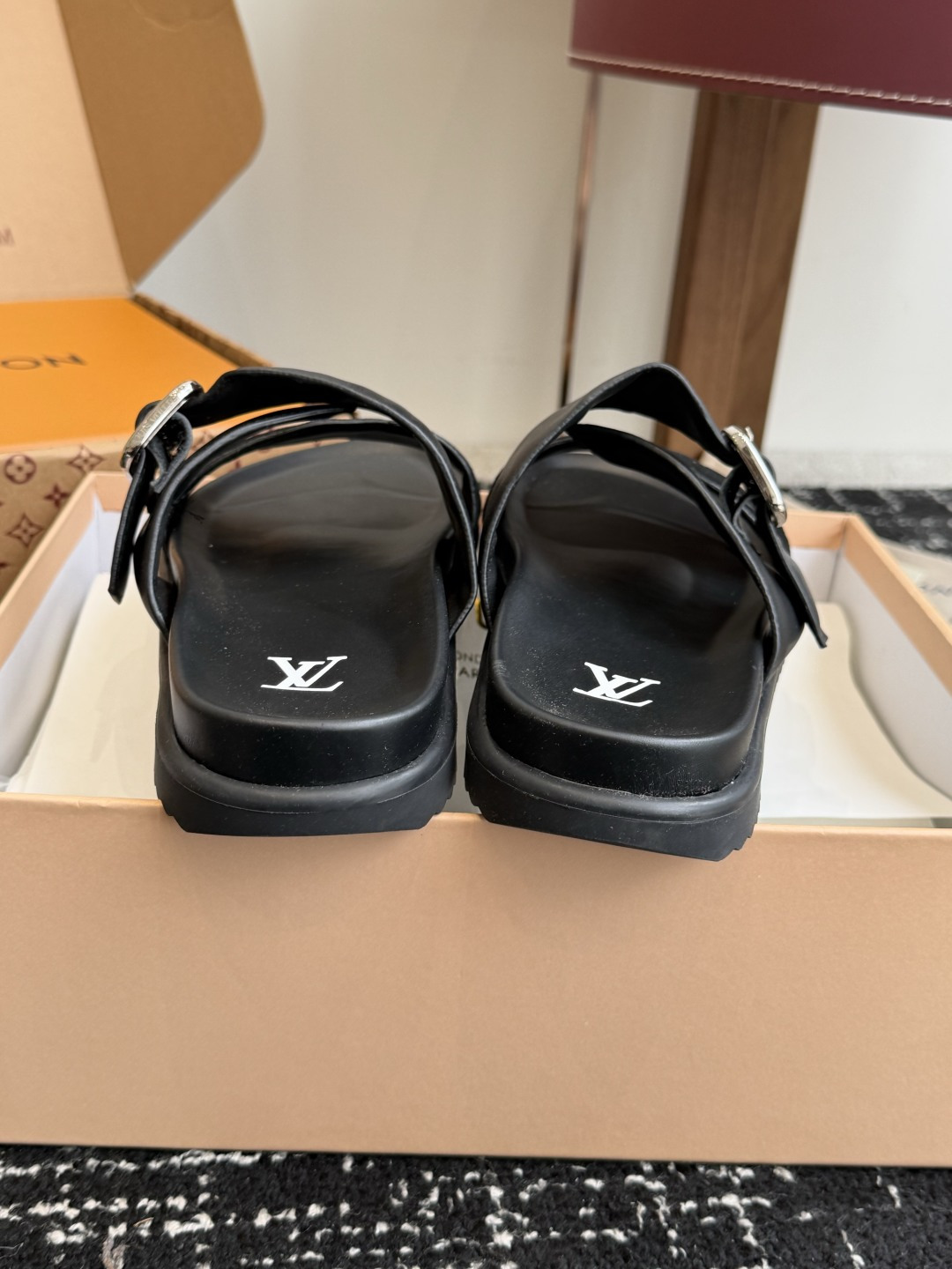 东莞代购级Loui* Vuitto* LV路易威登二带皮带扣男拖奢品拖鞋，路易威登新款火爆上市，凹凸花型