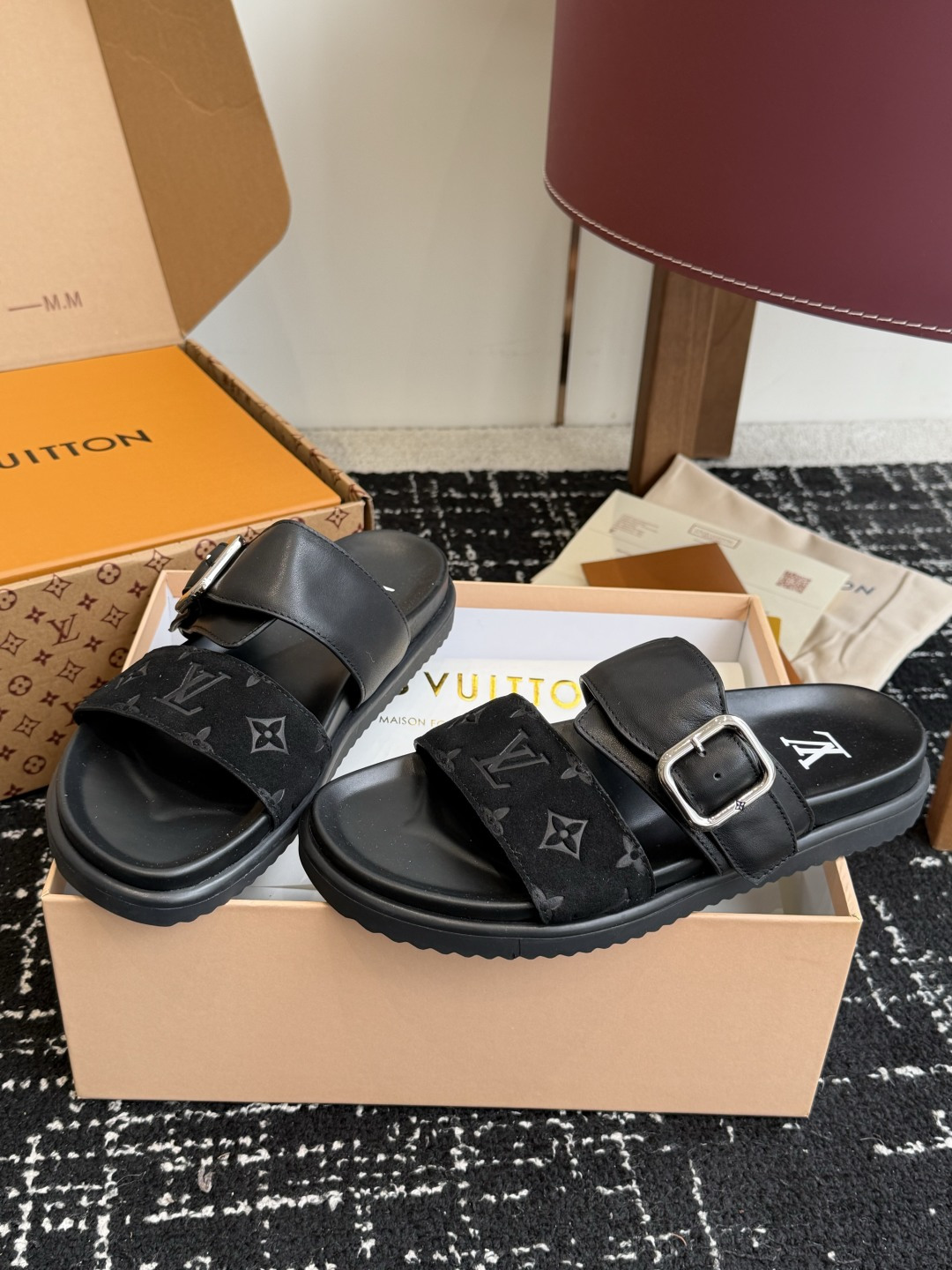 东莞代购级Loui* Vuitto* LV路易威登二带皮带扣男拖奢品拖鞋，路易威登新款火爆上市，凹凸花型