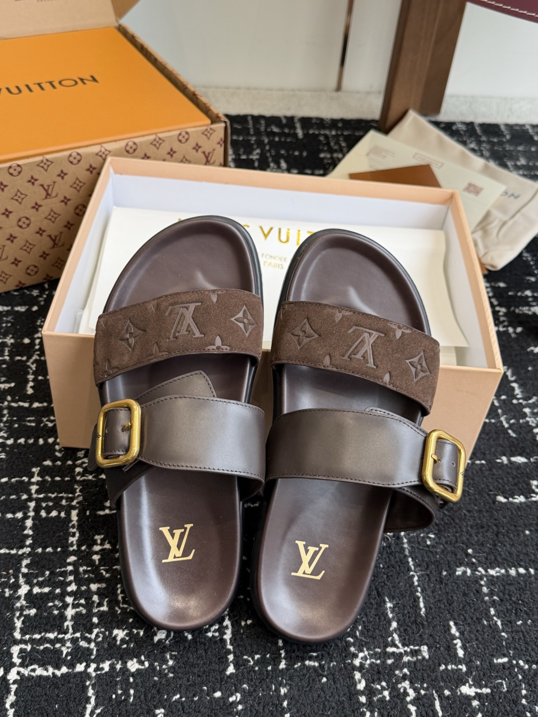 东莞代购级Loui* Vuitto* LV路易威登二带皮带扣男拖奢品拖鞋，路易威登新款火爆上市，凹凸花型