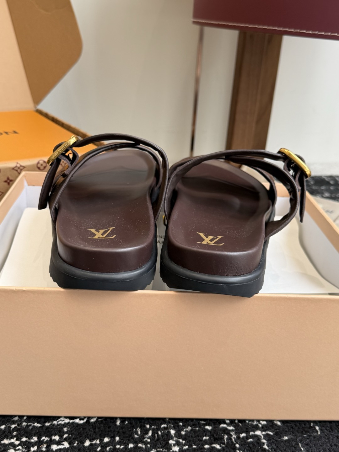 东莞代购级Loui* Vuitto* LV路易威登二带皮带扣男拖奢品拖鞋，路易威登新款火爆上市，凹凸花型
